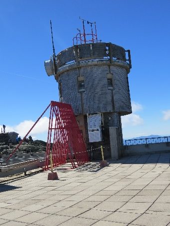 Antennas and installations on top Mt. Washington
