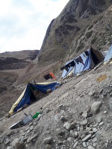 Army tents with laundry on road from Jipa to Leh