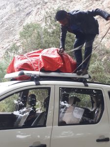 Dave securing our belongings on the roof of the jeep. Jispa-Leh road